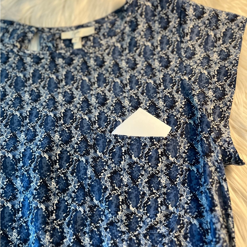 Joie 💯% silk comfort career, whimsical,
Business casual cap sleeve shirt - Picture 6 of 10